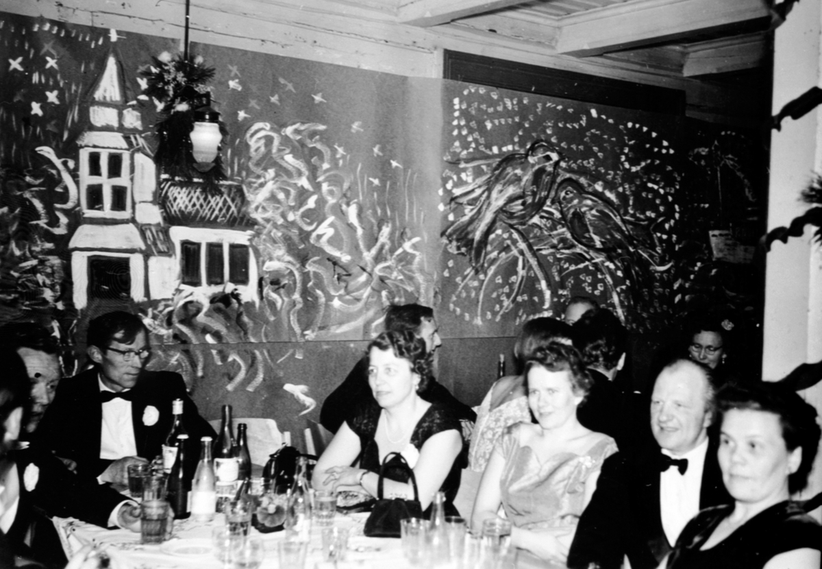 Anno Domkirkeodden, Ringsaker bondelag, komitebord, nyttårsball på Tingvang. Fra venstre er Hans Herberg, Kåre Skyberg, Per Sølvsberg, Martha Skyberg, Sidsel Schjerpen, Jon Teksum med frue.