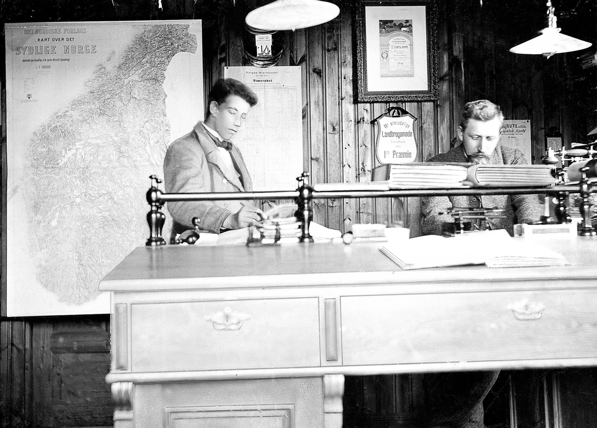 Anno Domkirkeodden, Interiør, hovedkontoret med skranke, kart, diplom. Moelven Brug, Ringsaker. Fra venstre er disponent 1901-1912 Otto Minken, kontorist Alf Bjørnstad.