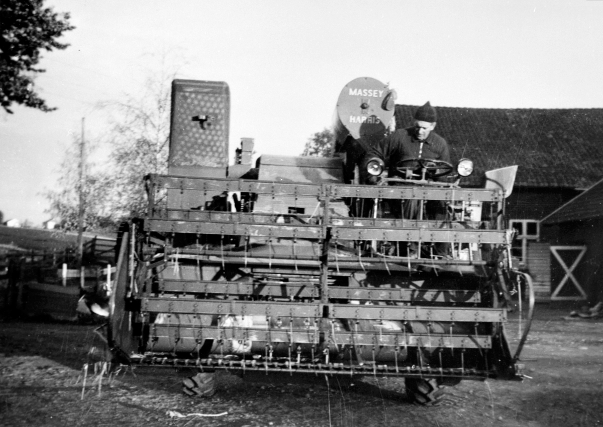 Anno Domkirkeodden, Den første selvgående skutresker, en Massey Harris, på Hoel gård, Nes, Hedmark. Sjåfør er Guttorm Søberg f.1925.