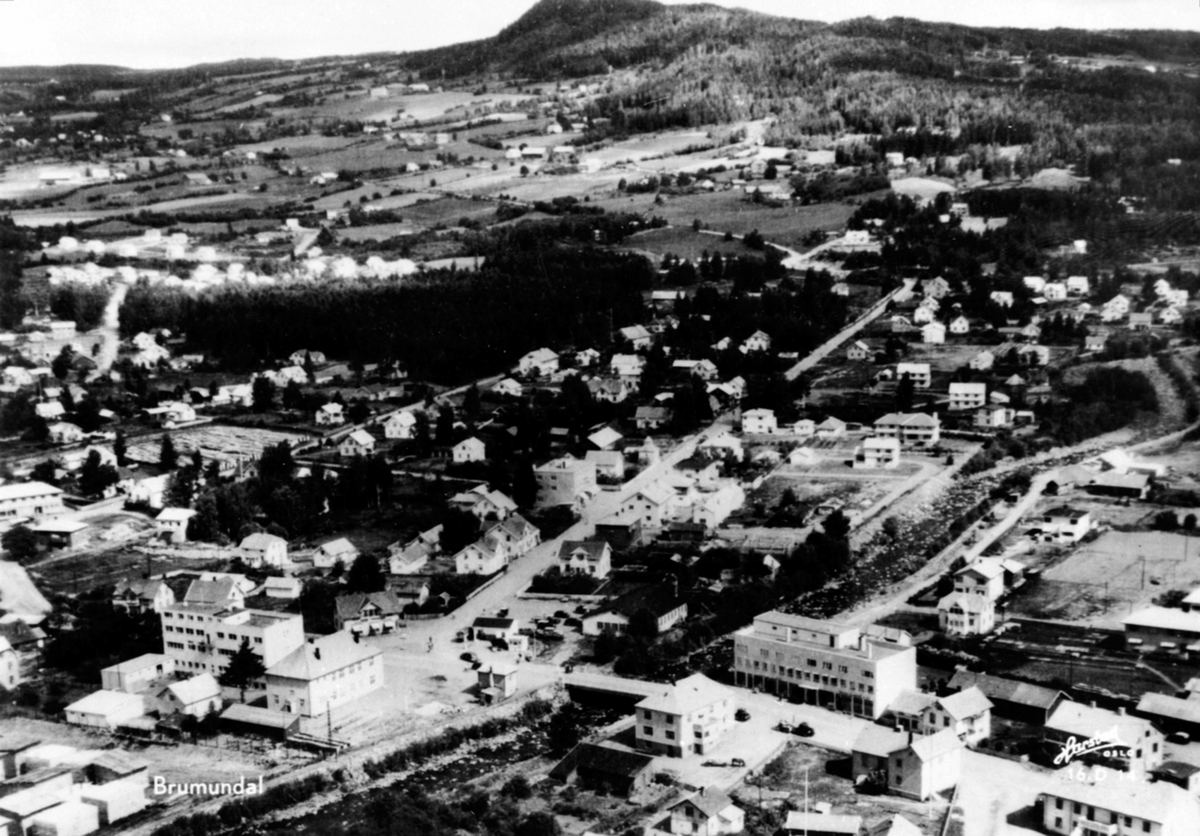 Anno Domkirkeodden, Flyfoto, Brumunddal sentrum, Veldresiden, Byflatevegen.