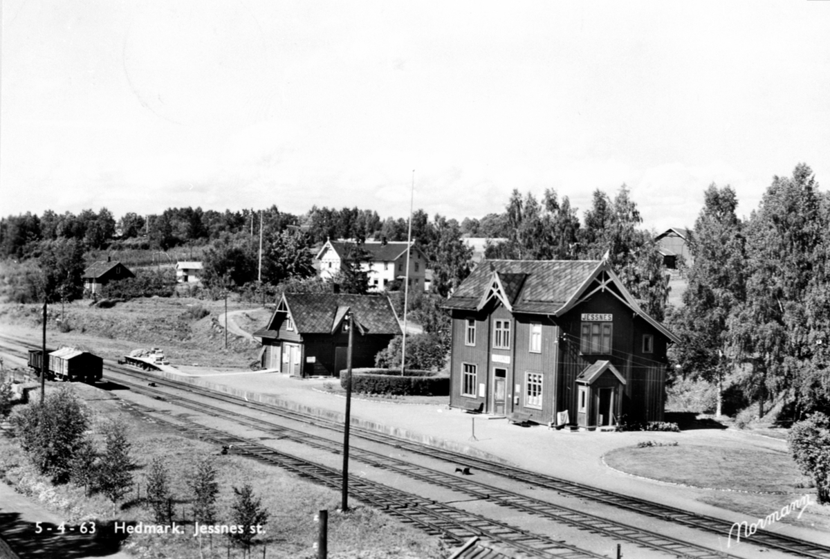 Anno Domkirkeodden, Eksteriør, Jesnes jernbanestasjon, perrong, jernbanespor.