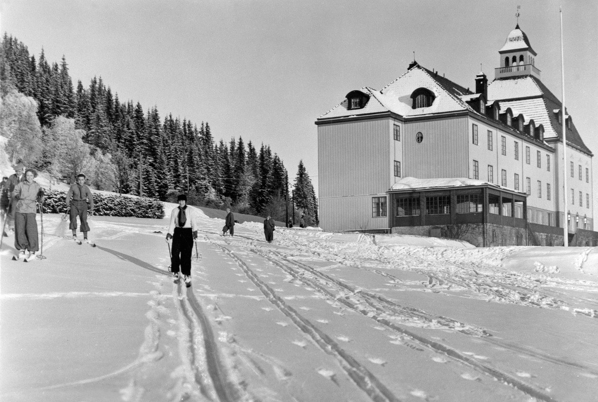 Anno Domkirkeodden, Eksteriør, Høsbjør Turisthotell, vinter, skiløpere.