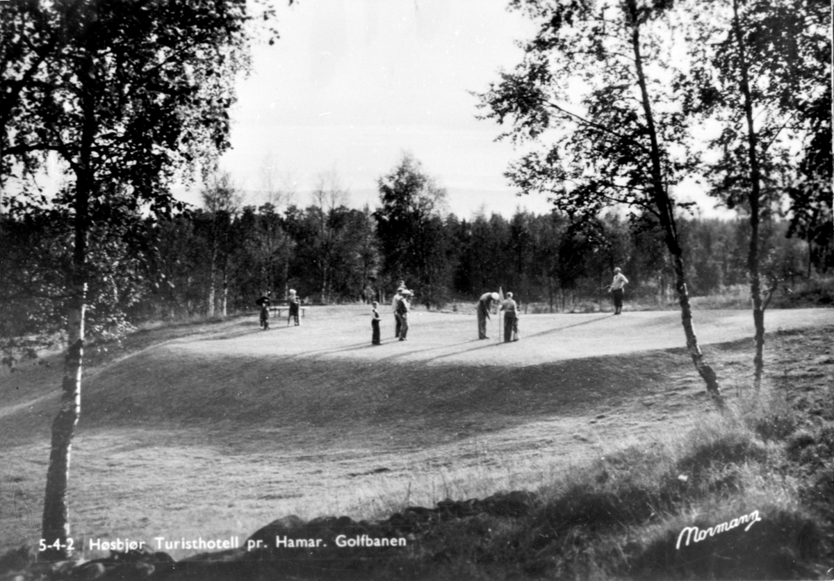Anno Domkirkeodden, Golfspillere på golfbanen, Høsbjør turisthotell, Furnes.