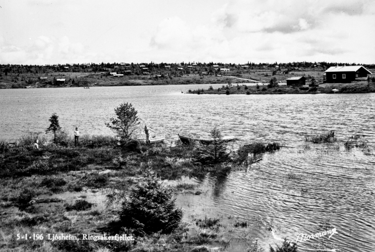 Anno Domkirkeodden, Oversikt, Ljøsheim med Ljøsvatnet, hytter, barn, Ringsakerfjellet.
