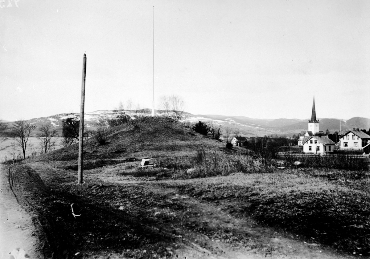 Anno Domkirkeodden, Gravhaug med flaggstang. Sveinhaugen. Ringsaker kirke og prestegård. Lensmannsgården.