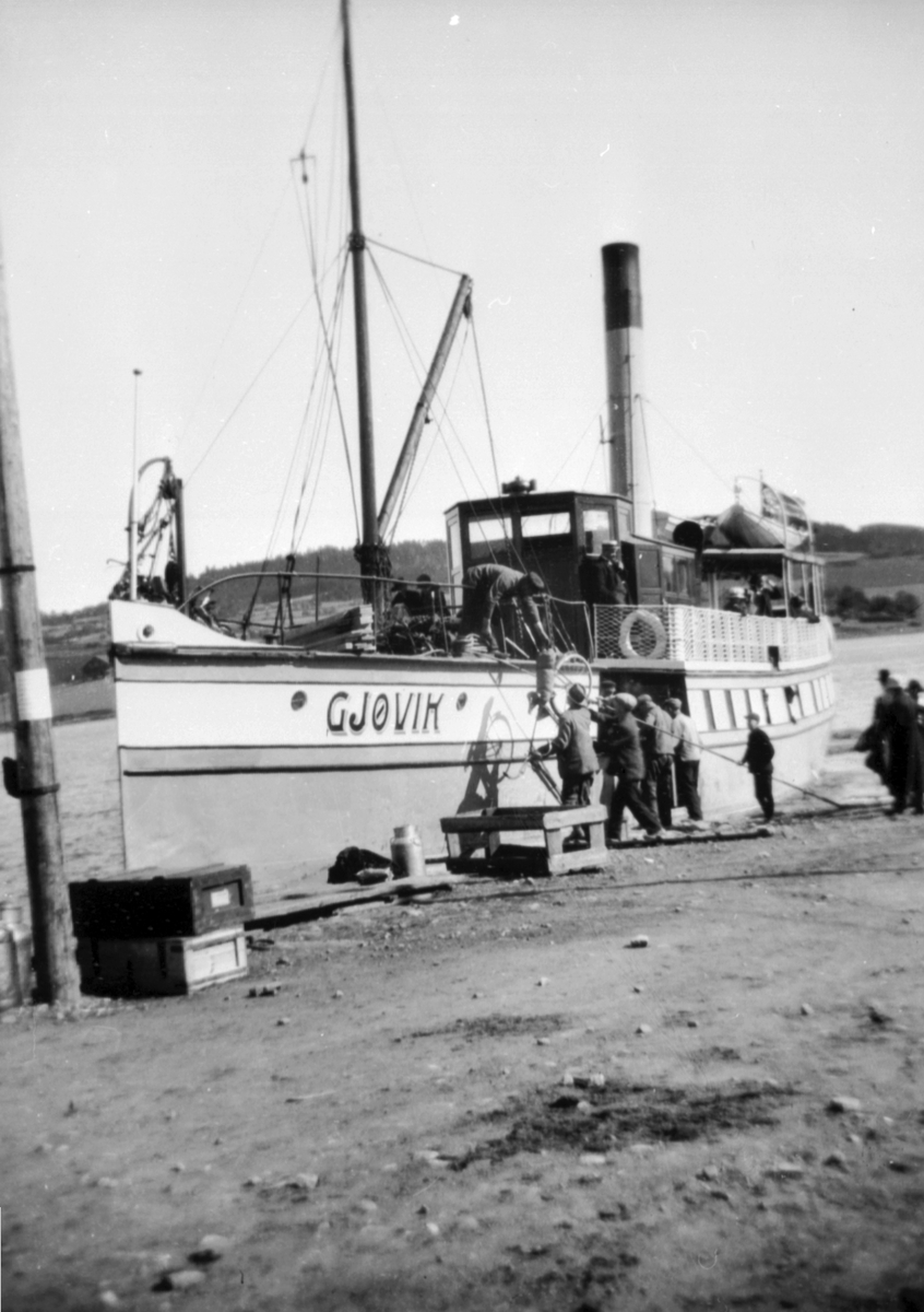 Anno Domkirkeodden, D.S. Gjøvik losser gods ved Nes brygge, Tingnes, Hedmark.