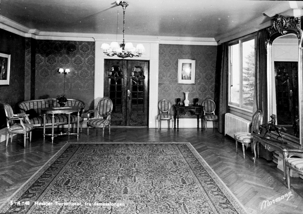 Anno Domkirkeodden, Interiør, damesalongen, Høsbjør turisthotell, Furnes.Møbler, sofagruppe.