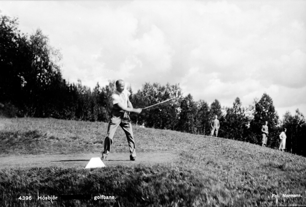 Anno Domkirkeodden, Golfbanen på Høsbjør turisthotell, Furnes. Mann spiller golf.