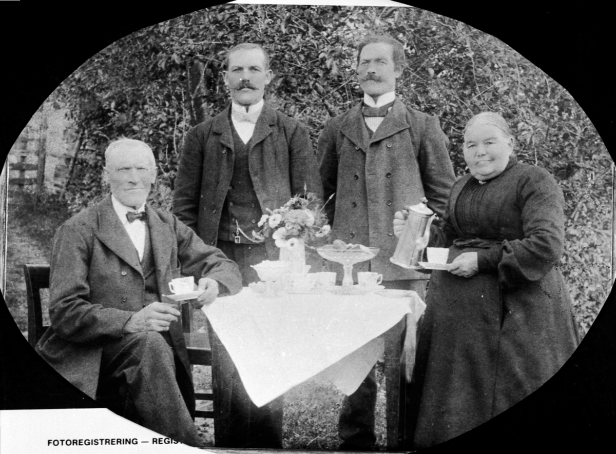 Anno Domkirkeodden, Familien Lien i Biskoplien øvre med kaffekos. Sittende er Gulbrand (1843-1917) og Berthe (1837-1915). Stående bak er Lars (1871-1930) og Jon (1879-1975).