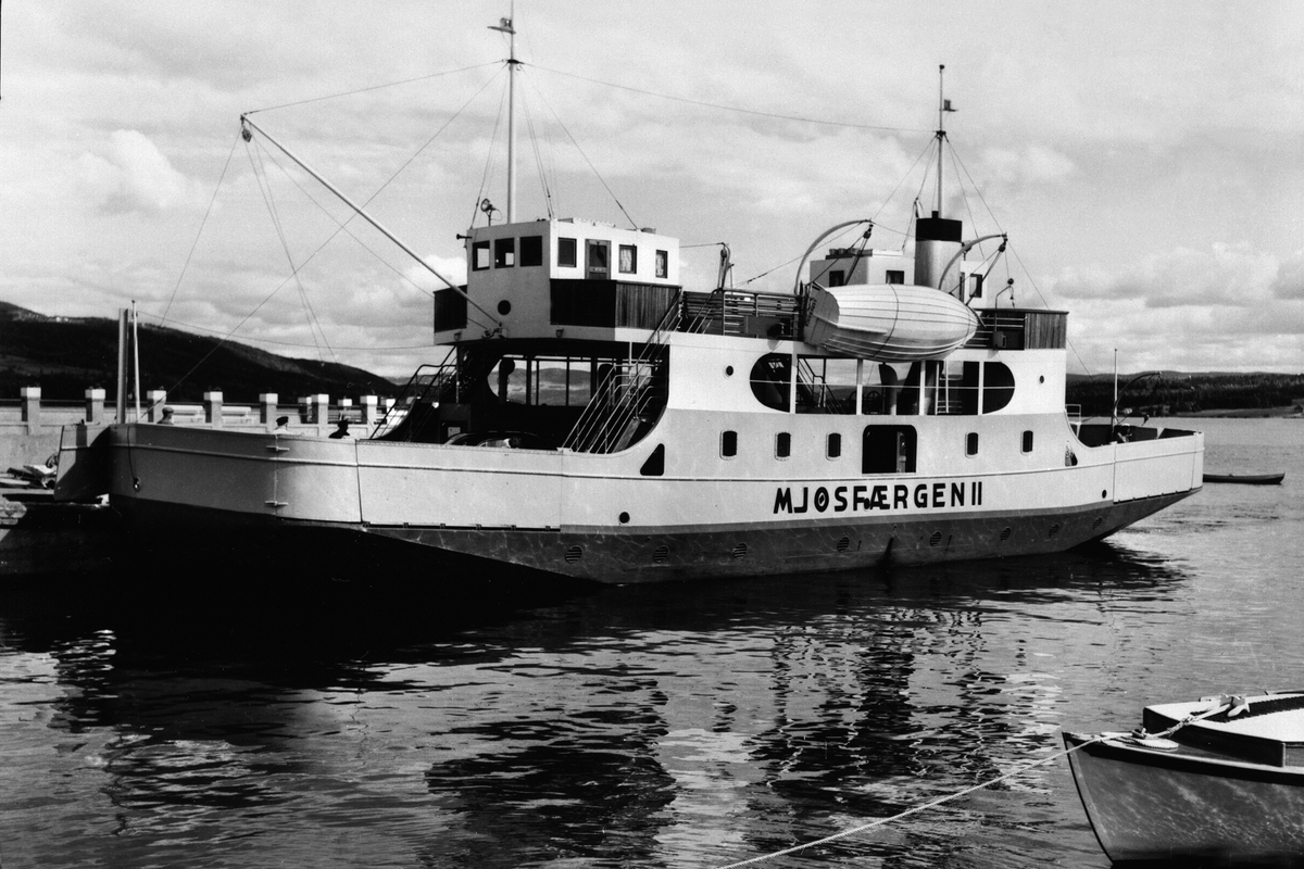 Anno Domkirkeodden, M.S. Mjøsfærgen ved Gjøvik brygge. Nes i bakgrunnen.