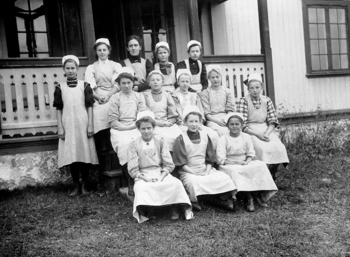 Anno Domkirkeodden, Elever og lærer ved Elverum Husholdningsskole, med bl.a. elever fra Ringsaker.