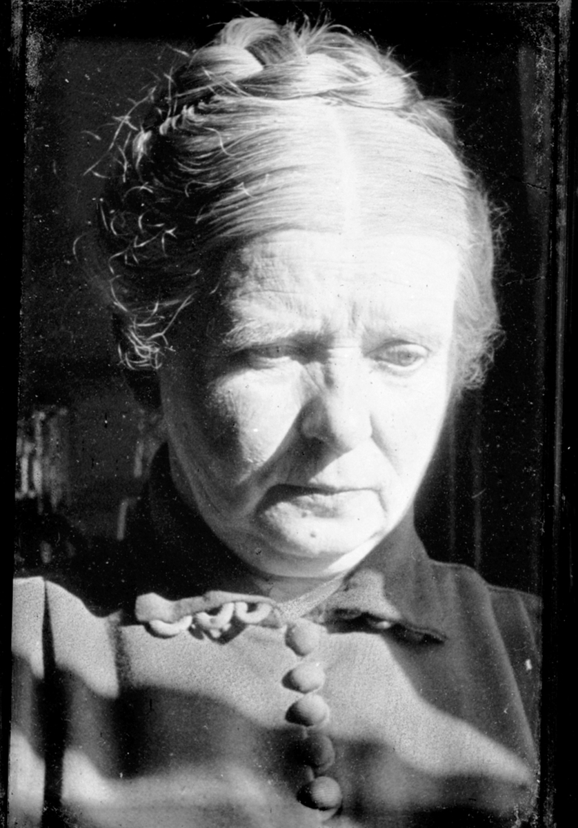 Anno Domkirkeodden, Portrett av eldre dame med oppsatt hår. Andrea Hjelt (1861-1936) fra Hjelthjelt, Stavsjø, Hedmark.