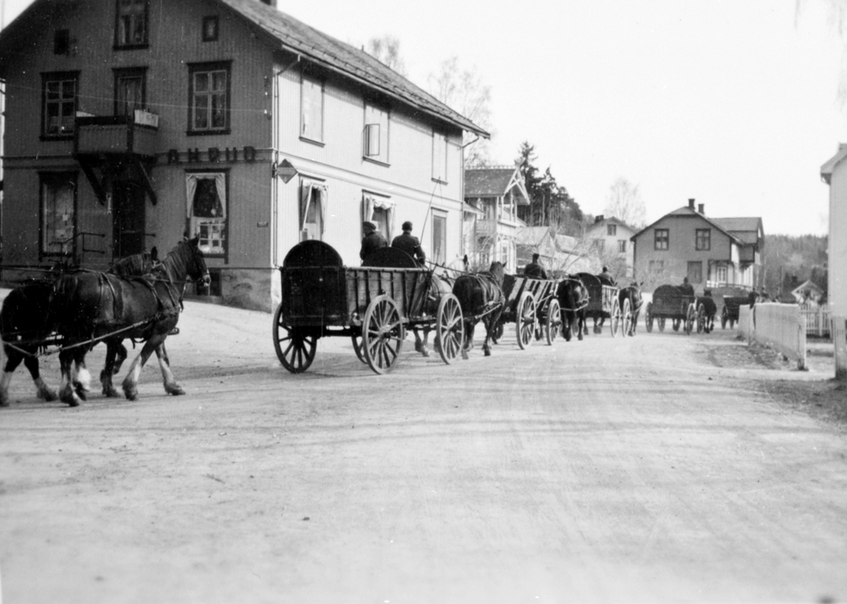 Anno Domkirkeodden, Tyske tropper på veg opp Åsmarkvegen i Moelv, Ringsaker i 1940. Hester med kjerrer og soldater.