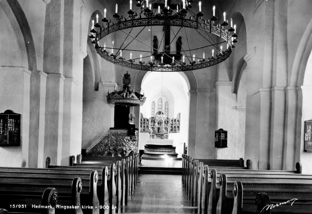 Anno Domkirkeodden, Interiør, Ringsaker kirke, mot prekestolen og alteret. Lysekrone.