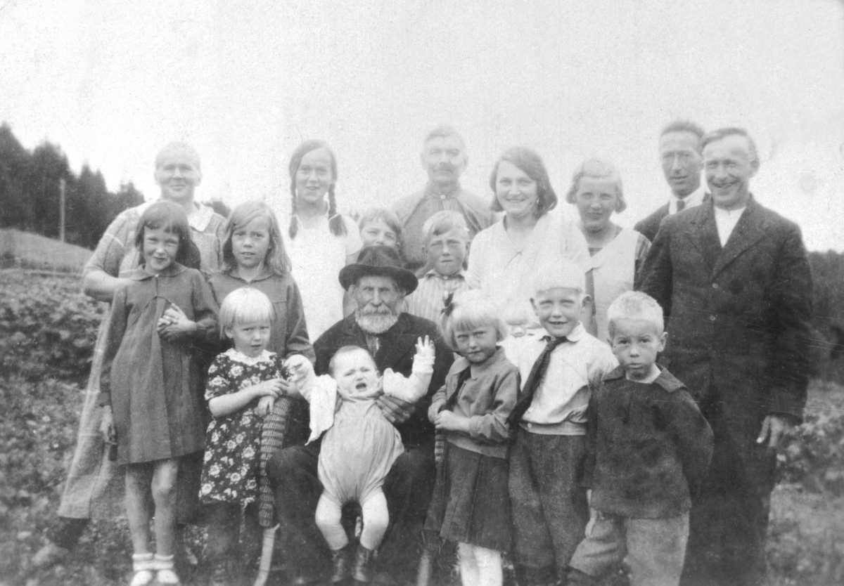 Anno Domkirkeodden, Familie av husmann Peder Rosenlund (1854-1942) på Mellom-Kise, Nes, Hedmark. Bak fra venstre er Beathe Rosenlund (1892-1968), Marie Stenseth (1917-2001), Kristian Rosenlund (1884-1960), Eline Skau (1901-1973), Mentz Skau (1895-1986). I midten fra venstre er Anny Viervold, Anna Fløttum f.1922, ukjen…