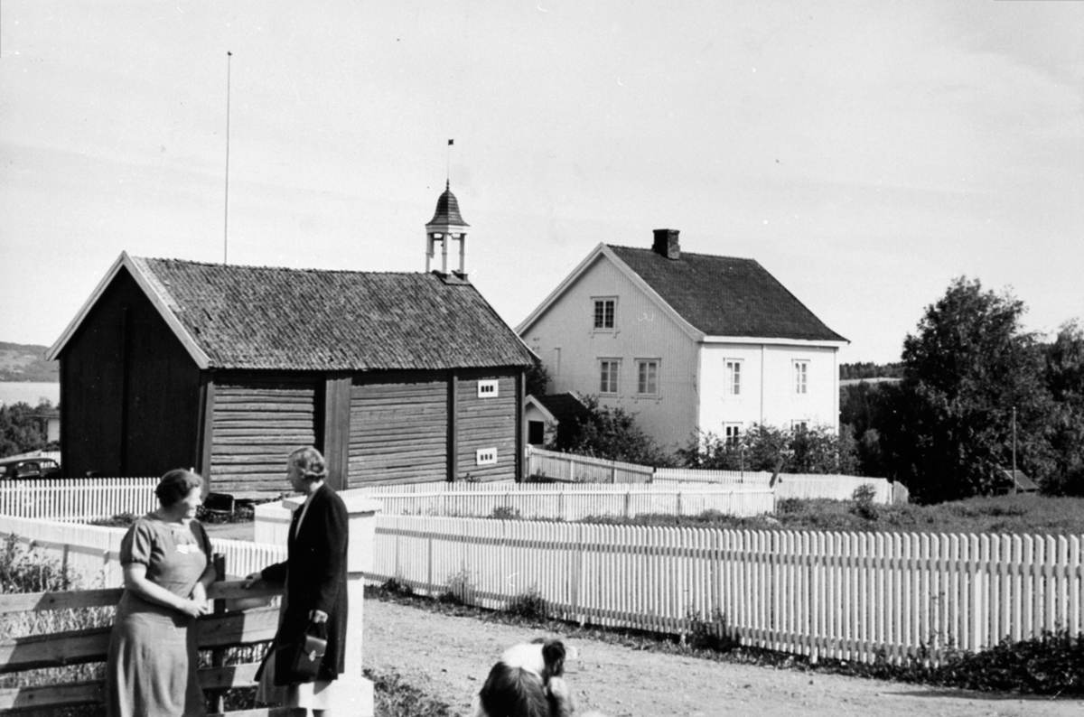 Anno Domkirkeodden, Eksteriør, gardsbruk. Lien nedre (Nerlien), Nes, Hedmark. Stabbur med klokketårn. Lovise Nerlien, fru Gibson og hunden Rex.