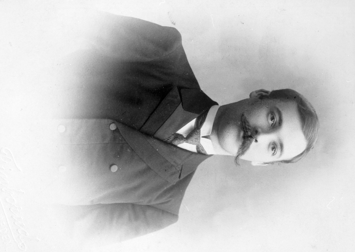 Anno Domkirkeodden, Portrett av Oskar Simensen Granerud (1884-1962). Skredder og hårklipper. Stavsjø, Hedmark. Sønn av Simen Pedersen Hagastuen og Anne Larsdatter.