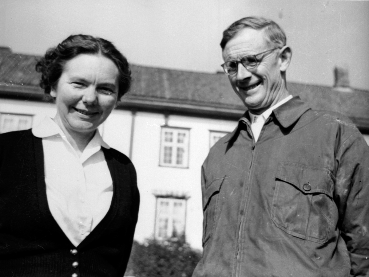 Anno Domkirkeodden, Elisabeth Sandberg f.1907 og Eilif Sandberg (1896-1989) på Hoel gård, Nes, Hedmark.