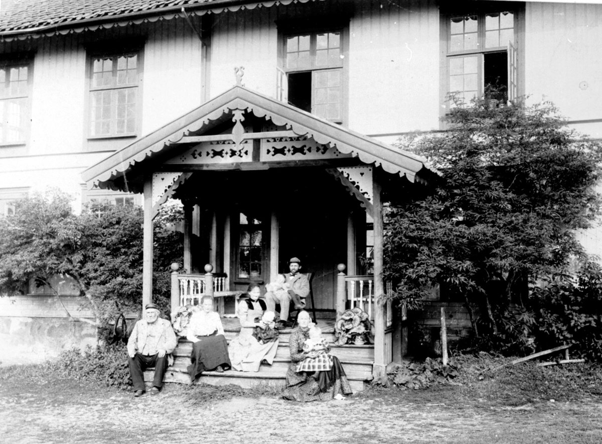 Anno Domkirkeodden, Eksteriør, Lunde gard, Ring, Ringsaker. På verandaen er fra venstre Kristian Lier, ukjent, Helga Lunde. Bak er Erik Lunde, Berte Lier. Barna er Erling, Kristian, Betzy.