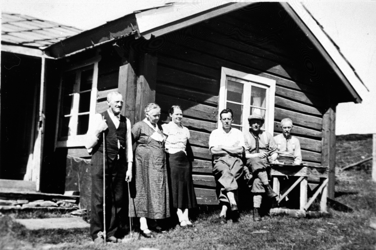 Anno Domkirkeodden, Eksteriør, størhus, Nyskolla seter, Ringsakerfjellet. Gruppe foran størhuset. Til venstre er Ole Dahl, nummer 4 er Gudbrand Svebakken.