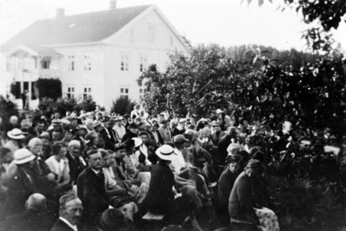 Anno Domkirkeodden, Olsokmesse, olsokvesper, mye folk på friluftsgudstjeneste på tomten for den revne middelalderkirken på Baldishol østre, Nes, Ringsaker.