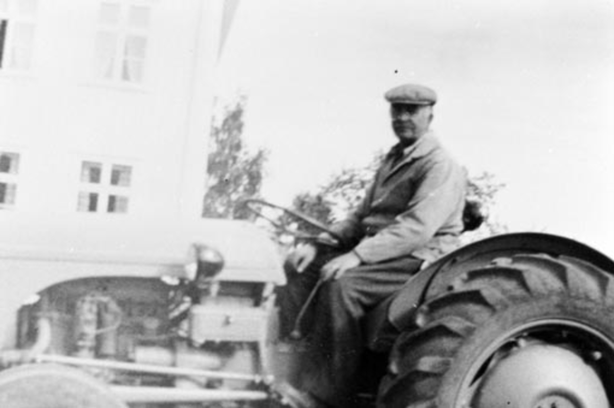 Anno Domkirkeodden, Nils Olafsen kjører traktor på Baldishoel østre, Nes, Hedmark.