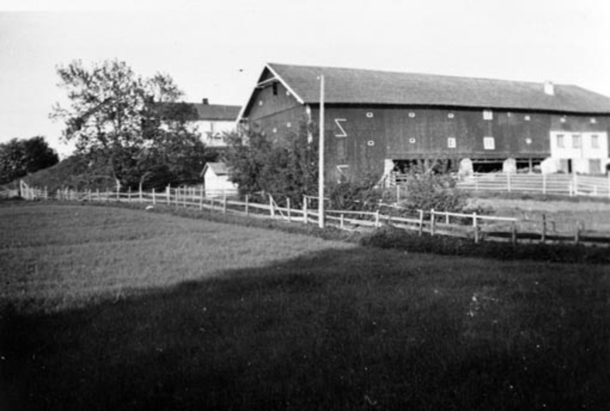 Anno Domkirkeodden, Tveiter, Stavsjø, Hedmark med låven og gutua som fører opp til garden.
