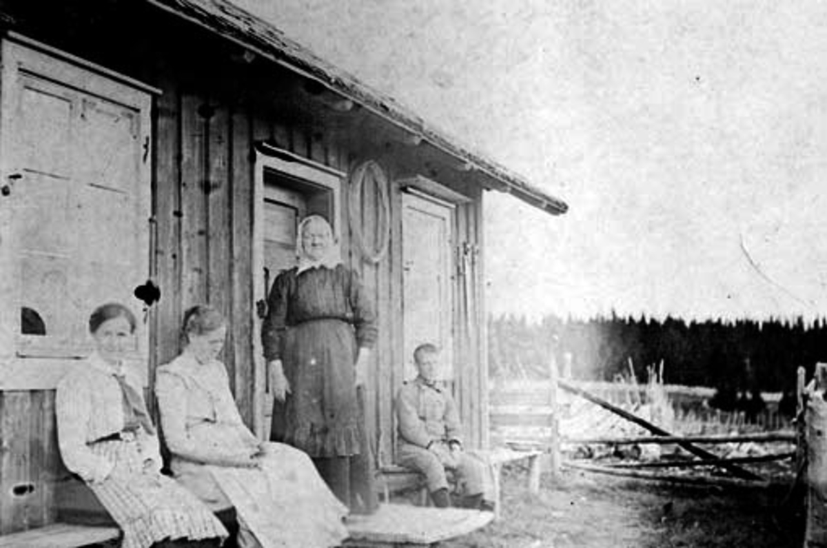 Anno Domkirkeodden, Folk foran hytte på Stenstilen, Ringsakerfjellet. Nerlien, Lien nedre.