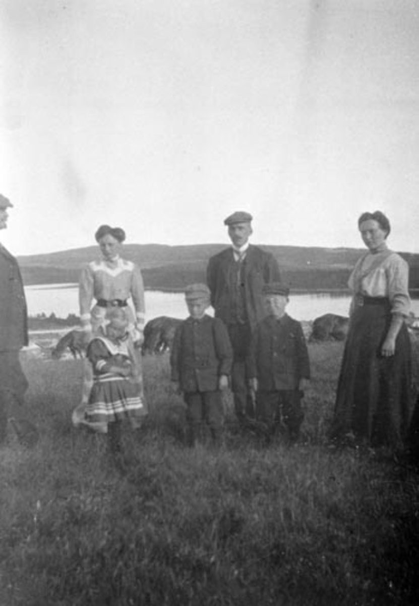Anno Domkirkeodden, Voksne og barn, Sjusjøen, Ringsaker Almenning. Fra venstre er Marthinus Berg, Margit Berg, O.M. Engelstad, Signe Engelstad, Johanne Hjelmstad, barn er Johanne Berg, Christian Berg, Mentz Engelstad.
