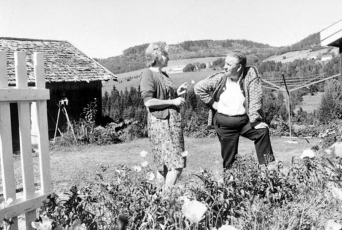 Anno Domkirkeodden, Kari Hagen og Alf Prøysen utenfor Prøysenstua, Ringsaker.
