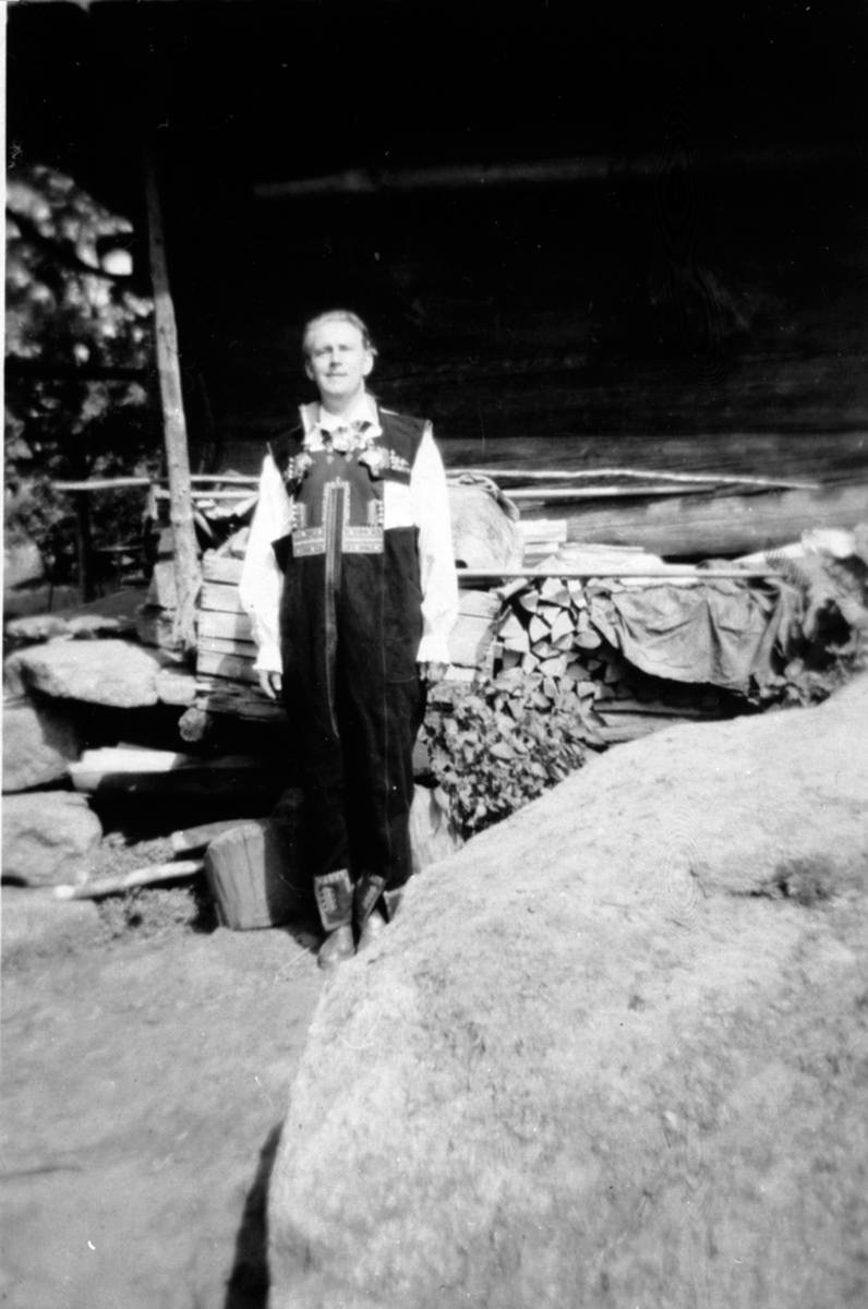 Anno Domkirkeodden, Alf Prøysen i Setesdalbunad, Setesdal.