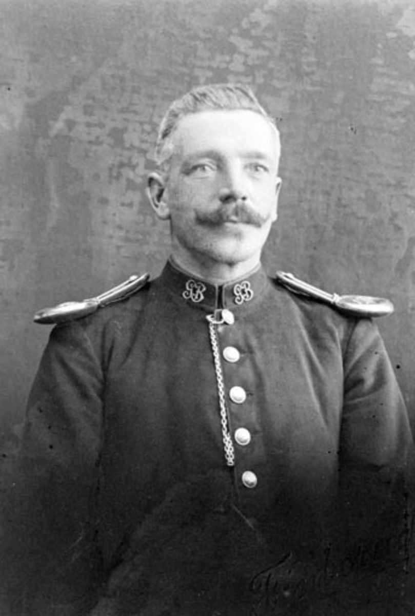 Anno Domkirkeodden, Portrett av Martinius Gulbrandsen Øvern (1863-1954) i militæruniform. Stav, Stavsjø, Hedmark.