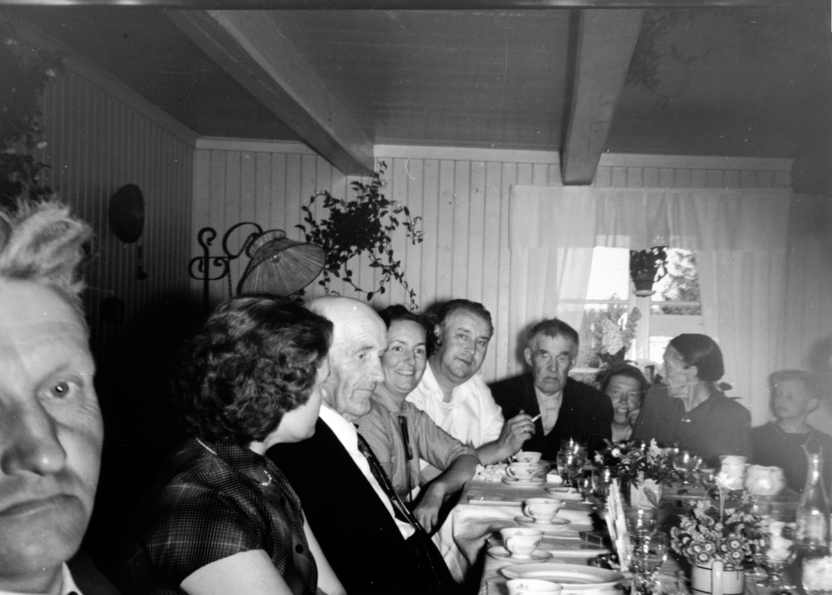 Anno Domkirkeodden, Interiør, Prøysenstua, Ringsaker. Rundt dekket festbord på gullbryllupsdag til Julie og Olaf Prøysen. Fra venstre er ukjent, Reidun Øygarden, Johannes Øygarden, Else Prøysen, Alf Prøysen, Olaf Prøysen, Julie Prøysen.