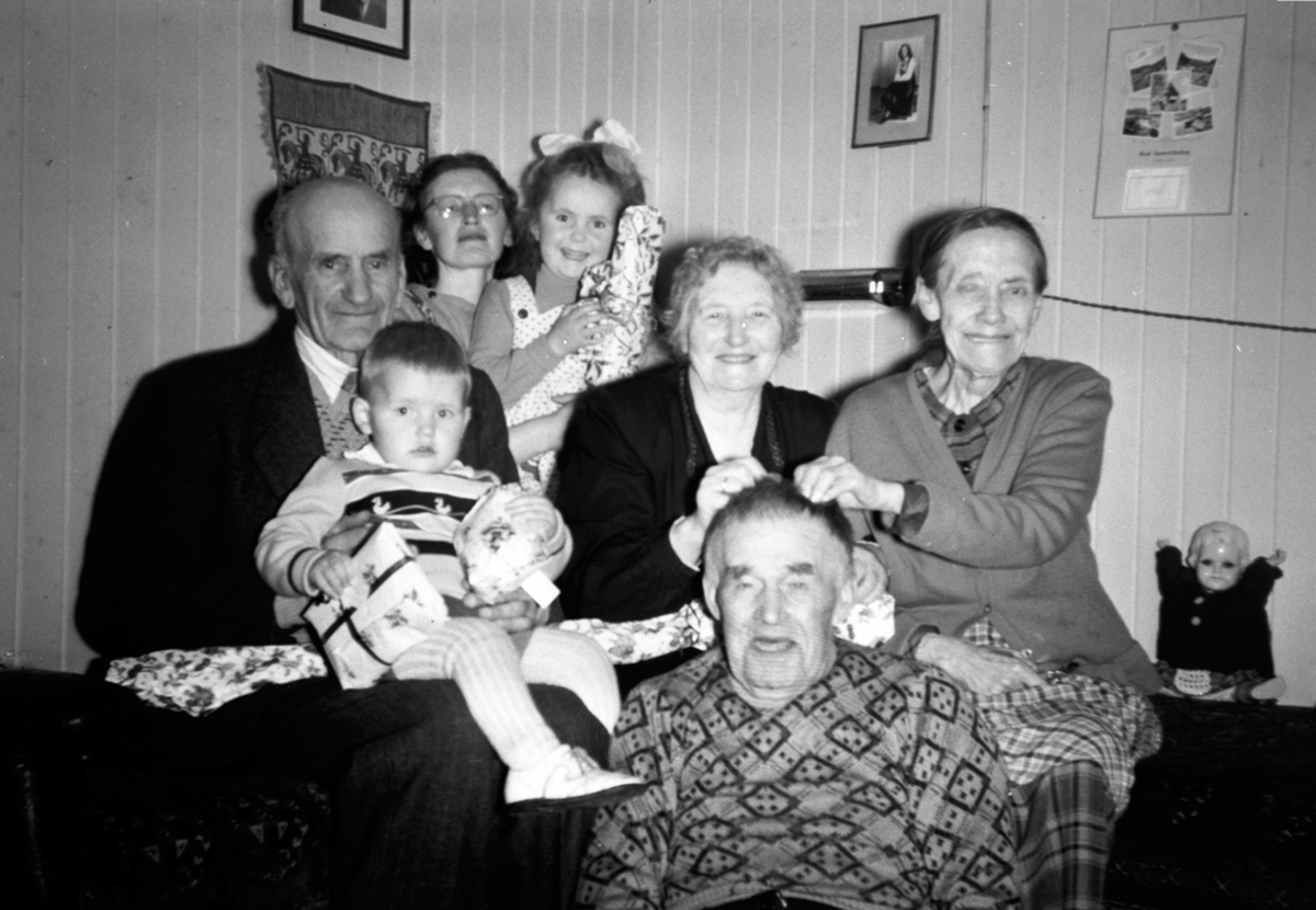 Anno Domkirkeodden, Jul i Prøysenstua, Ringsaker. Fra venstre Johannes Øygarden, Kjersti Øygarden, Rolf Hagen, Julie Prøysen, Olaf Prøysen. Barn fra venstre er Jan Olaf hagen, Mary Kristine Hagen. Kari Hagen bak.