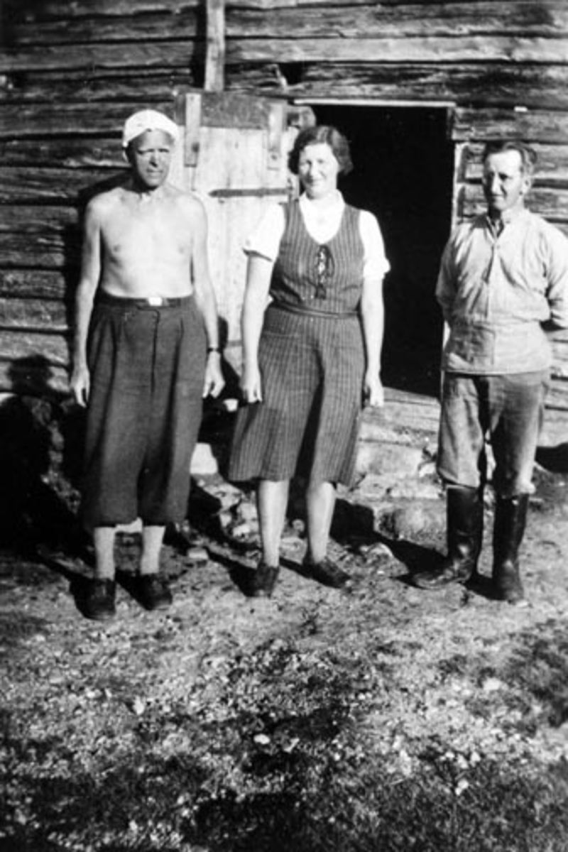Anno Domkirkeodden, Helmer Huseby's meieri, Olshølen setermeieri i Åstadalen, Ringsakerfjellet. Foran fjøsdøra er fra venstre Huseby, Gudrun og Sigurd Hovland.