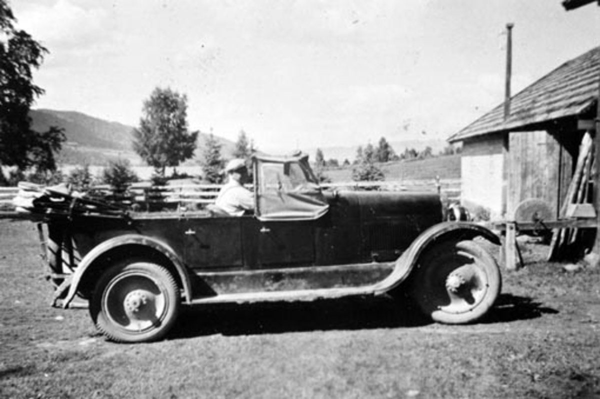 Anno Domkirkeodden, Kristen Kolstad, sjåfør i kalesjevogn, en Oakland 1926 modell, Tangnes nordre, Nes, Hedmark.