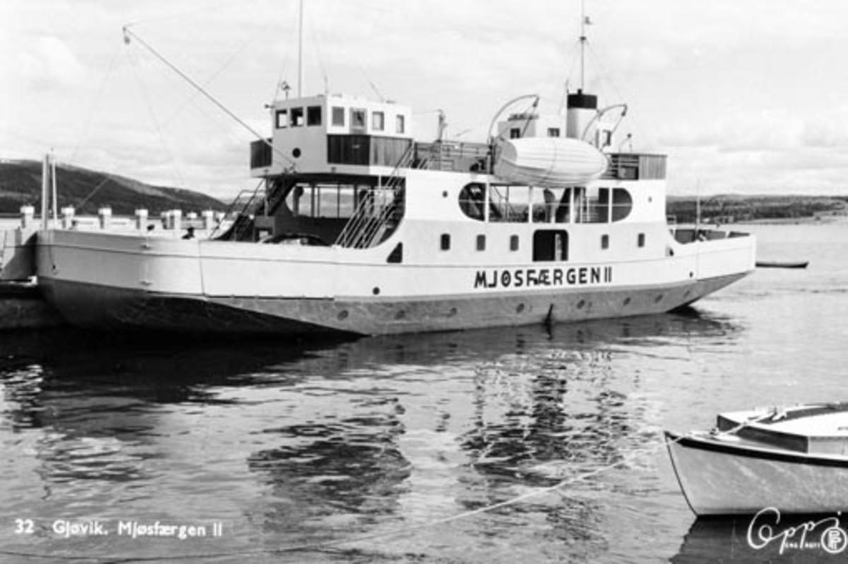 Anno Domkirkeodden, Gjøvik brygge med bilfergen Mjøsfærgen II.