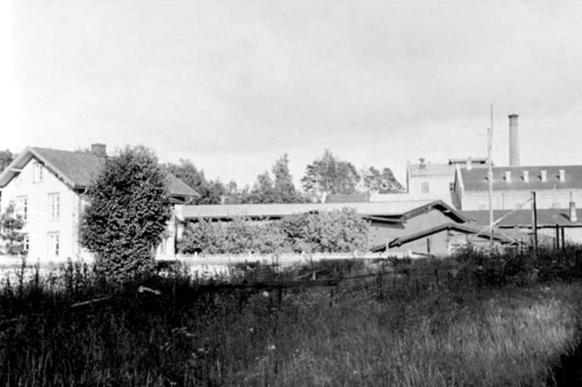 Anno Domkirkeodden, Brumunddal Potetmel og Sagofabrikk. Nergård, direktørbolig til venstre.