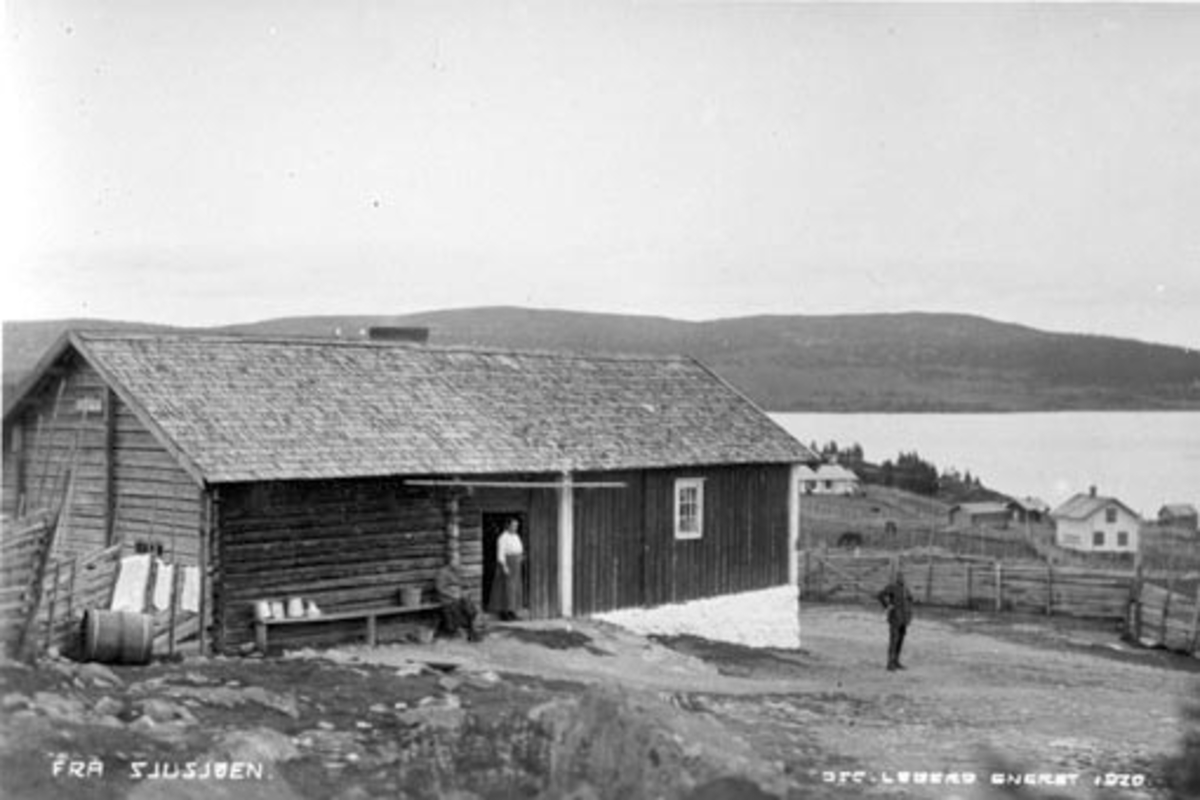 Anno Domkirkeodden, Oversikt, Sjusjøen ved Gråten seter, folk foran fjøs, Ringsaker.