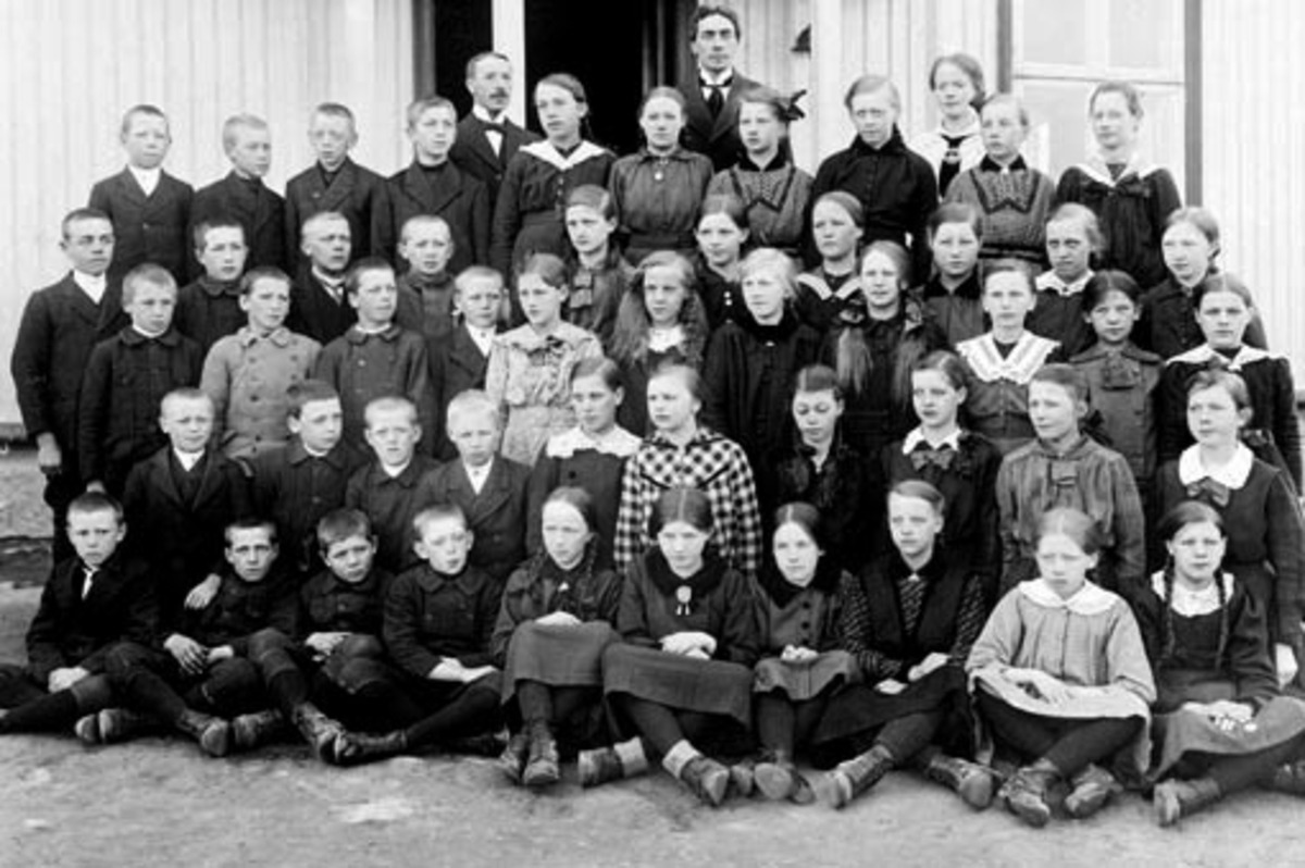 Anno Domkirkeodden, Elever og lærere ved Mørkved skole, Brumunddal. Første klasse. Nummer 4 fra høyre i 2. rad er Paula Jovall fra Velt-Mørkved/Mørkved lille. Paula er født i 1905. Bak henne (litt til venstre) står Thora Trondsen Myrvang. Lærere er Nils Nyhus, Langdalen og frk. Ofigsbø.