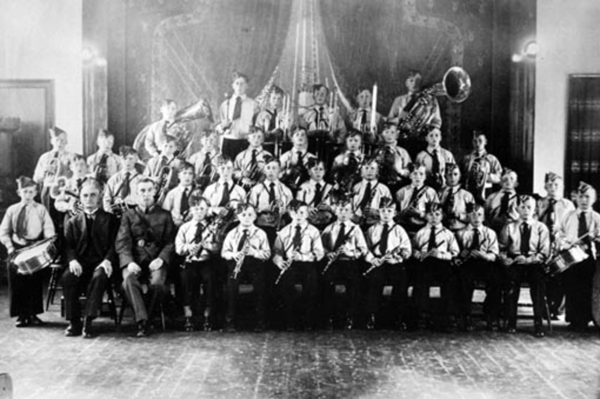 Anno Domkirkeodden, Stor gruppe gutter, Brumunddal guttemusikkorps, instruktør Løytnant Pettersen.