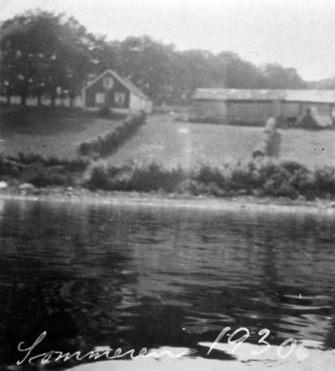 Anno Domkirkeodden, Eksteriør. Husmannsplassen Støen, Grefsheim, Nes, Hedmark. Sett fra Mjøsa.