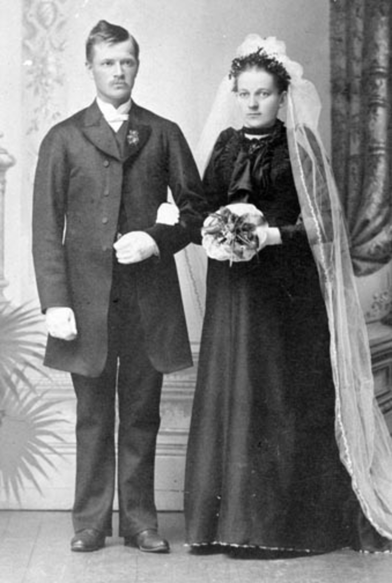 Anno Domkirkeodden, Brudebilde av Nils Røhnebæk (1865-1949) og Klara Olsdatter Svartshoel (1863-1905). Nes, Hedmark. Paret giftet seg 18. april 1893.