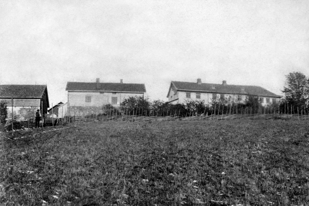 Anno Domkirkeodden, Eksteriør. Gardsbruk, Ousdal nordre, Nes, Hedmark Skigard i forgrunnen.