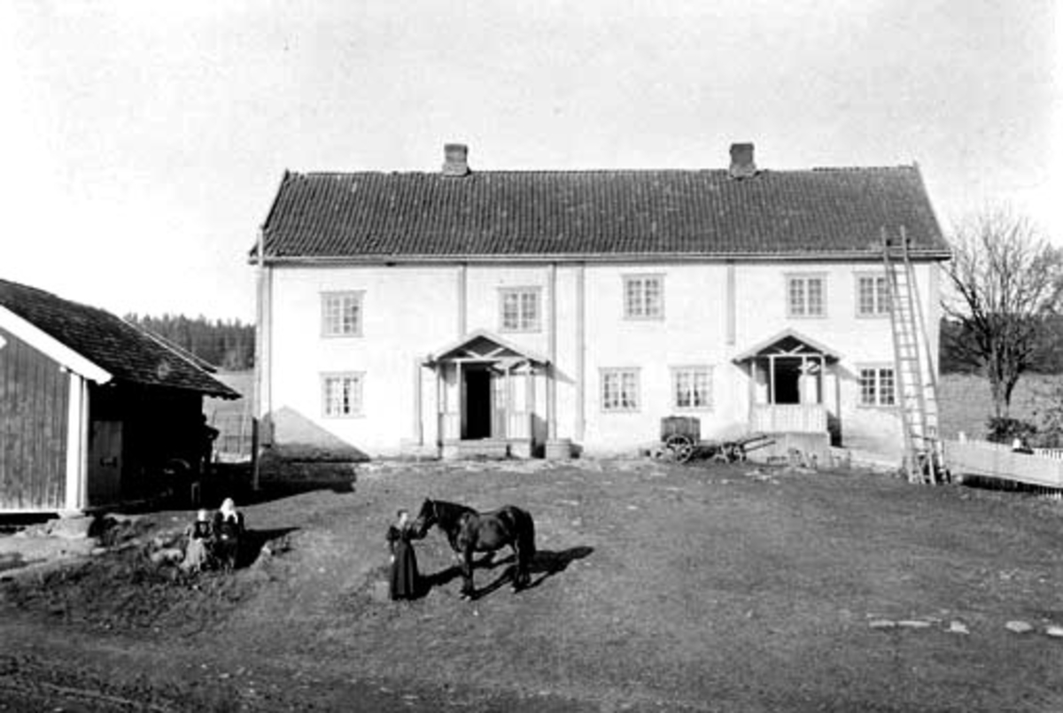 Anno Domkirkeodden, Eksteriør, gardsbruk. Mølstad østre, Nes, Hedmark. Tre personer på inntunet. Karen f.1880 og Petra Andersdatter f.1877 og trolig deres mor Agnete Johannesdatter (1844-1924).