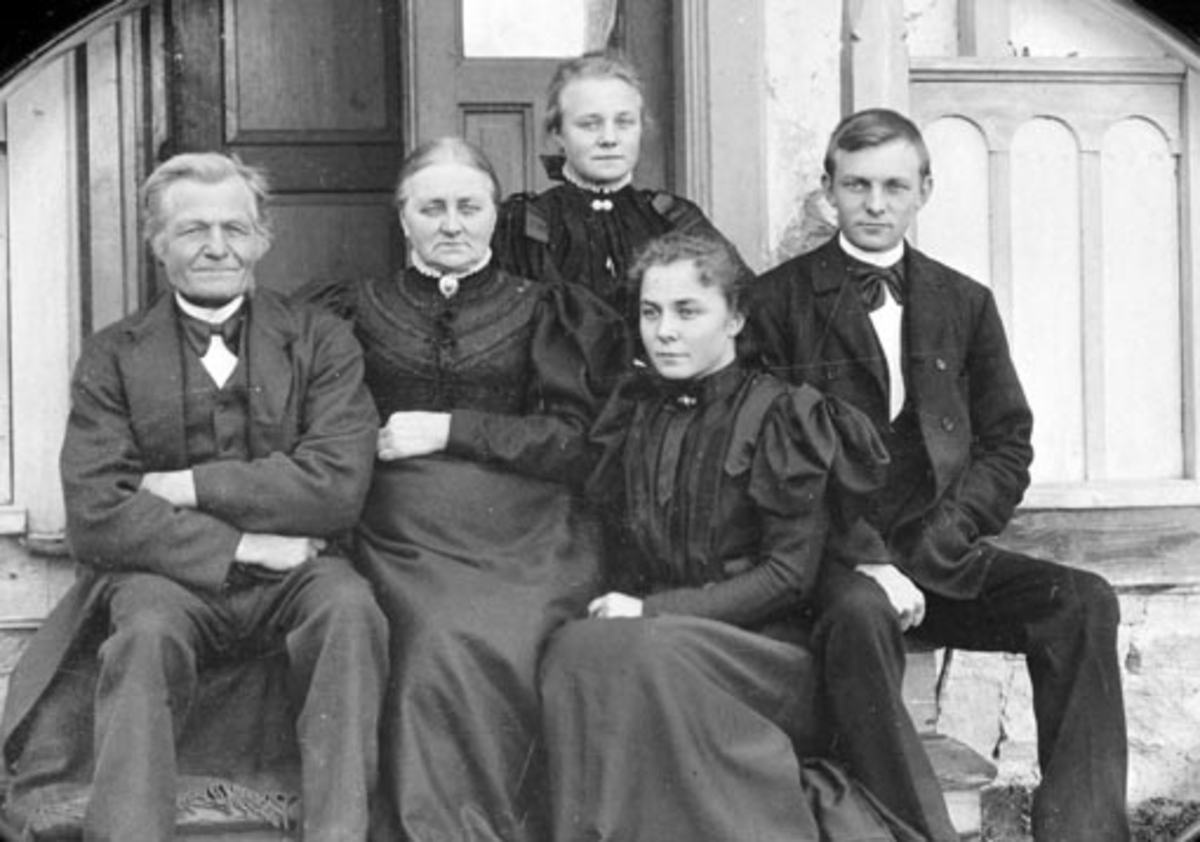 Anno Domkirkeodden, Familien Mølstad på Mølstad østre, Nes, Hedmark. Fra venstre er Andreas Børresen Mølstad (1834-1906), Agnete Johannesdatter (1844-1924). Barna Petra f.1877, Karen f.1880, Børre f.1874.