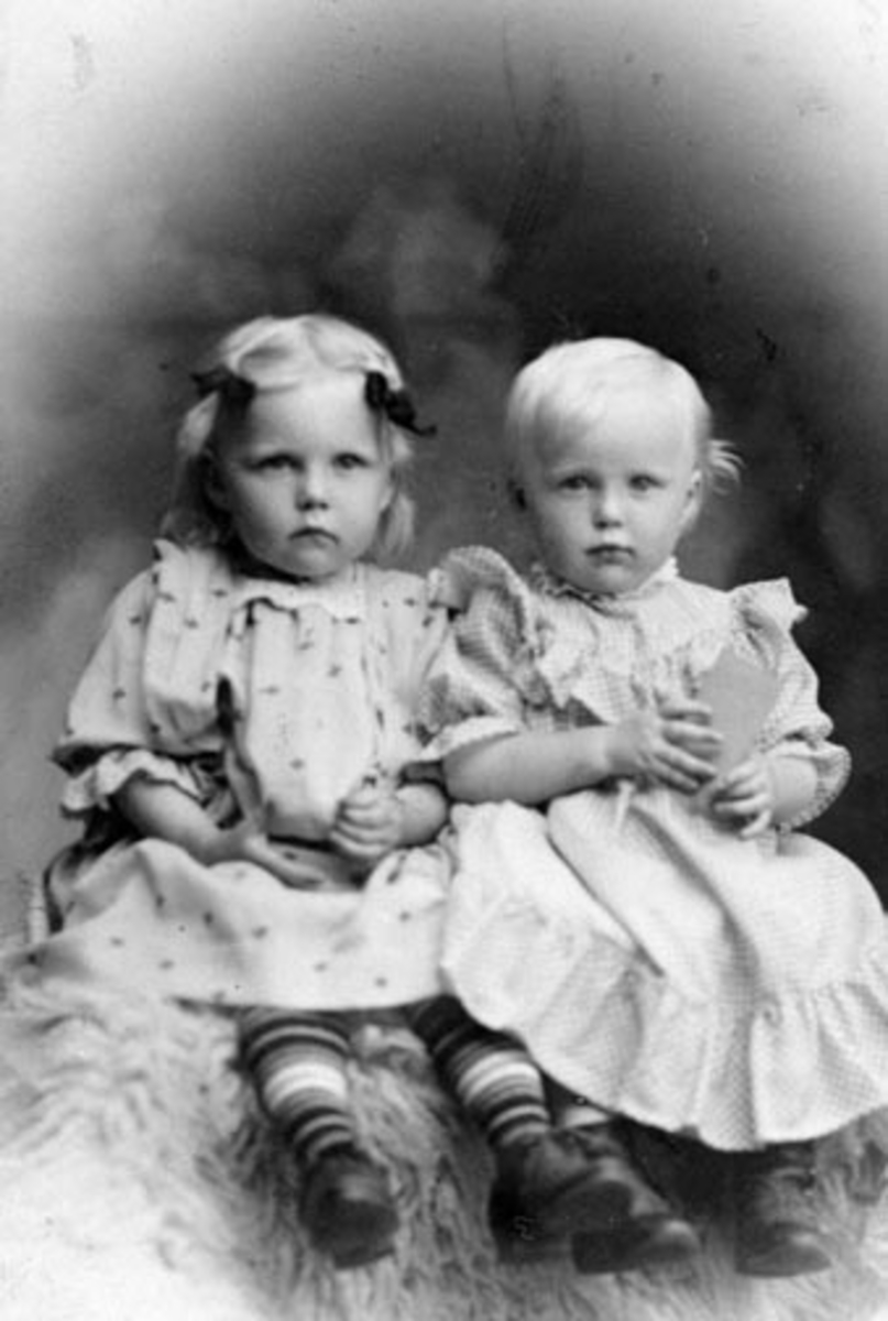 Anno Domkirkeodden, To søstre. Margit f.1906 og Ester Fossum f.1907. Fossum, Nes, Hedmark.