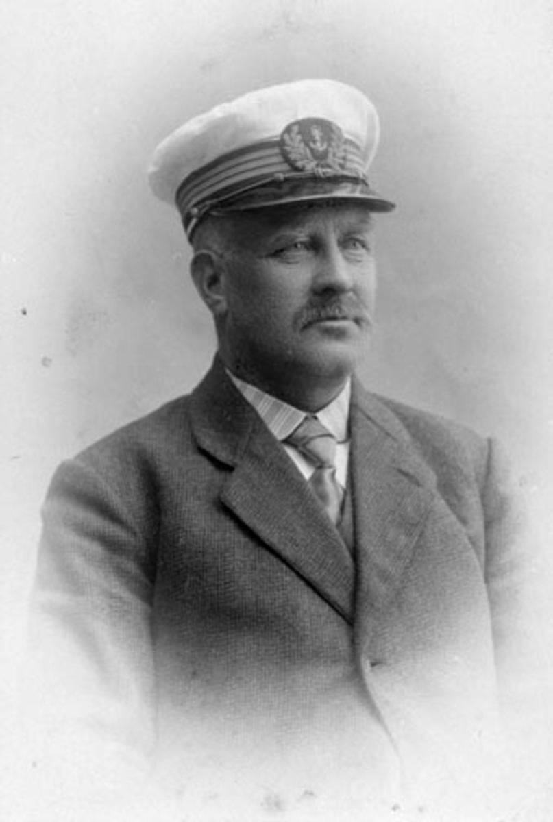 Anno Domkirkeodden, Portrett, kaptein Landgård på Mjøsbåten D.S. Skreia.