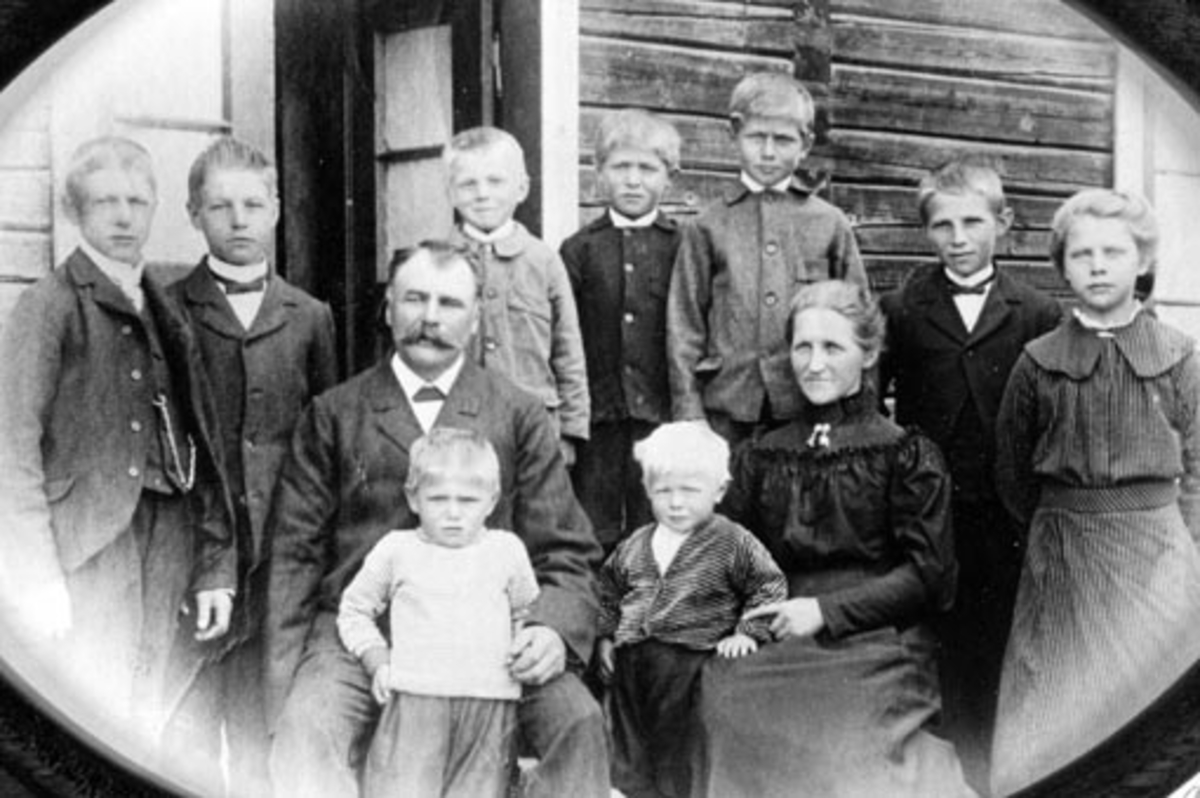 Anno Domkirkeodden, Gr: 11 Familien Heiberg, fra v: Peder, Henrik, Birger, Helene, Georg, Alf, Konrad, Rolf, Trygve, Skjelvmoen, Moen, Nes i Ringsaker.