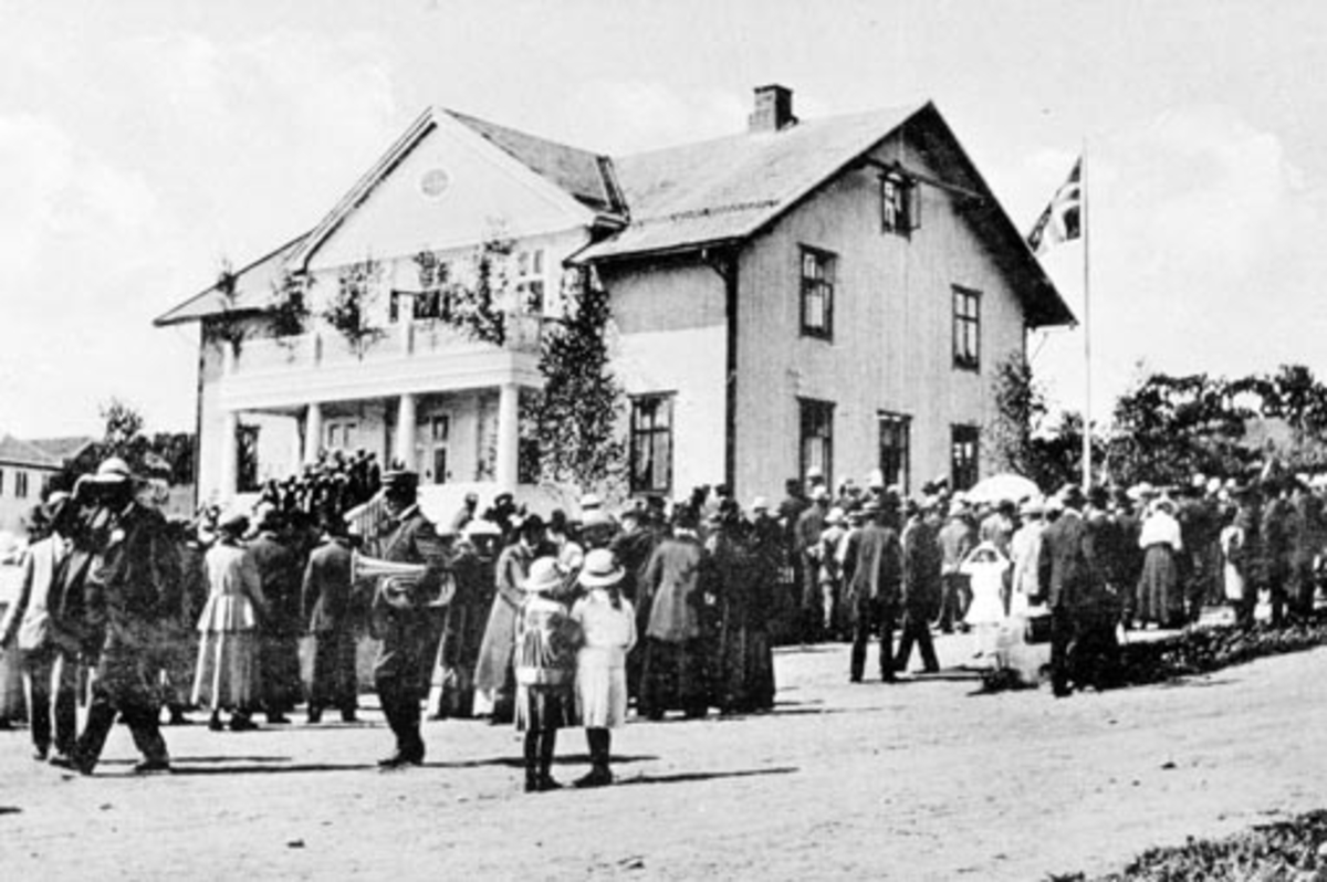 Anno Domkirkeodden, Landmandsforeningen, landmannstevne på Tingnes i 1916. Eksteriør Tingnes kommunelokale, Nes, Hedmark. Sangkor på trappa, mye folk.